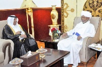 مساعد الرئيس السوداني يجتمع مع سفير قطر