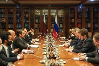 نائب رئيس مجلس الوزراء وزير الخارجية يجتمع مع نائب رئيس الحكومة الروسية