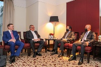 نائب رئيس مجلس الوزراء وزير الخارجية يجتمع مع مسؤولين روس