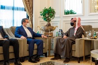 نائب رئيس مجلس الوزراء وزير الخارجية يجتمع مع مساعد وزير الخارجية الإيراني