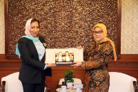 وزيرة القوى العاملة الإندونيسية تجتمع مع سفير قطر