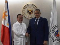 وزير الشؤون الخارجية الفلبيني يجتمع مع سفير دولة قطر