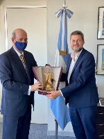 وزير السياحة والرياضة الأرجنتيني يجتمع مع سفير دولة قطر 