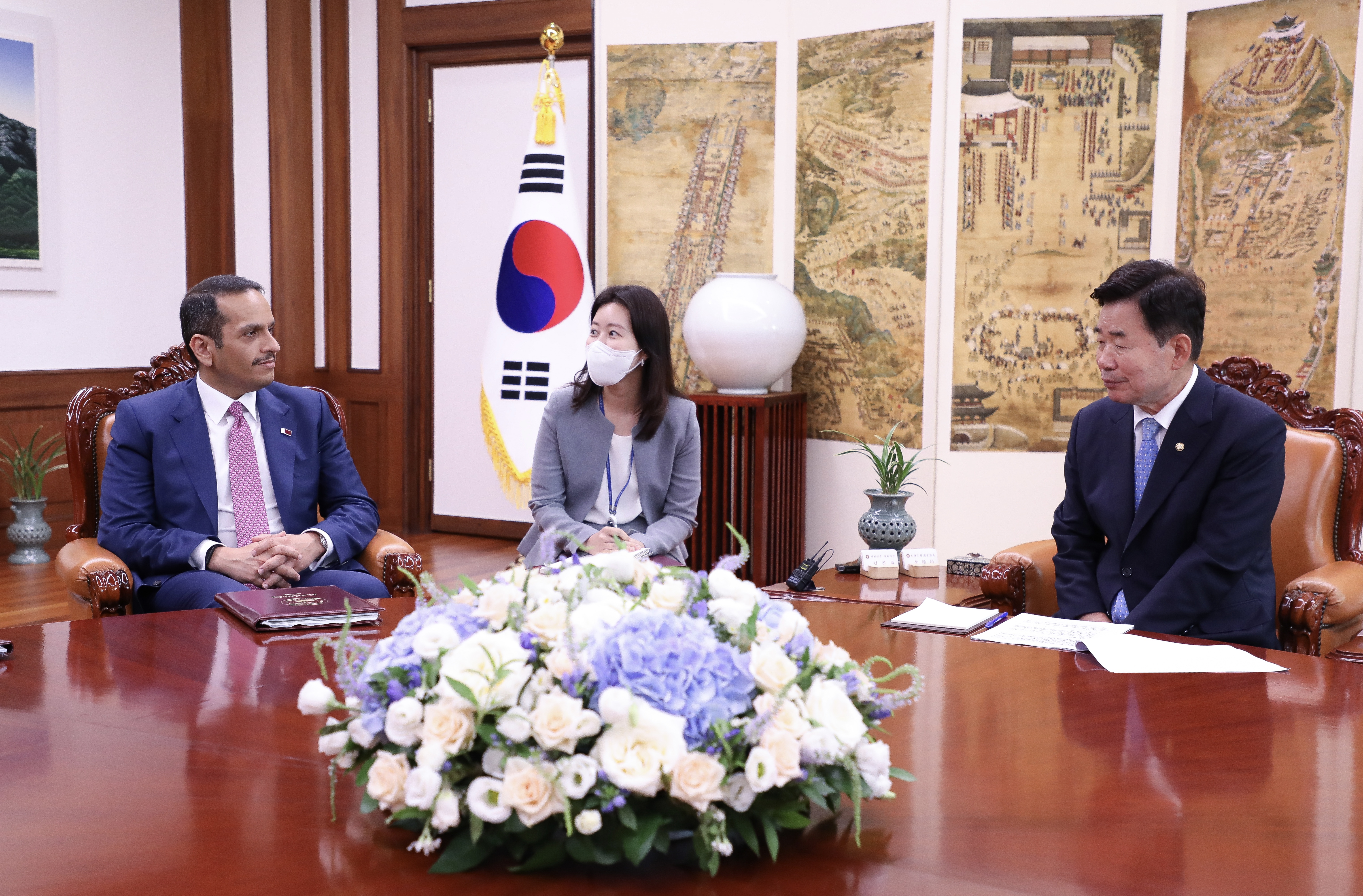 نائب رئيس مجلس الوزراء وزير الخارجية يجتمع مع رئيس البرلمان الكوري