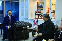 وزير الدفاع الماليزي يجتمع مع  سفير دولة قطر 