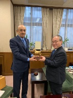 نائب وزير المالية الياباني يجتمع مع سفير قطر