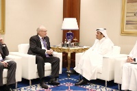 نائب رئيس مجلس الوزراء وزير الخارجية يجتمع مع مسؤولين على هامش منتدى الدوحة