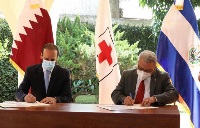 سفارة دولة قطر تسلّم مساعدات مالية إلى الصليب الأحمر في السلفادور