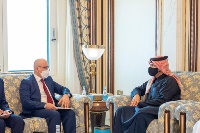 نائب رئيس مجلس الوزراء وزير الخارجية يجتمع مع نائب وزير خارجية أوزبكستان