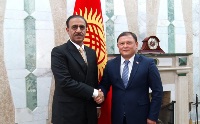 رئيس المجلس الأعلى في جمهورية قيرغيزيا يجتمع مع سفير دولة قطر