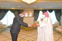 Minister of State for Foreign Affairs Receives Copy of Credentials of Ambassador of Yemen