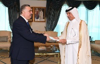 وزير الدولة للشؤون الخارجية يتسلم نسخة من أوراق اعتماد سفير جمهورية العراق