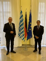 وزير الداخلية والرياضة والاندماج في ولاية بافاريا الألمانية يجتمع مع سفير دولة قطر