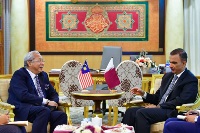 وزير المناطق الفيدرالية في ماليزيا يجتمع مع سفير قطر