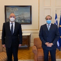 وزير الخارجية اليوناني يجتمع مع سفير دولة قطر