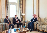 نائب رئيس مجلس الوزراء وزير الخارجية يجتمع مع رئيس الائتلاف الوطني السوري
