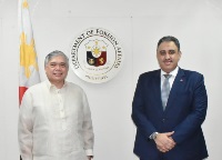 مساعد وزير الشؤون الخارجية الفلبيني يجتمع مع سفير قطر