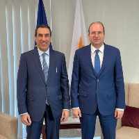 وزير الدفاع القبرصي يجتمع مع سفير دولة قطر