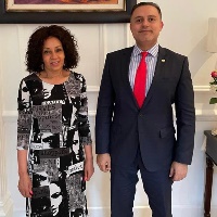 وزيرة السياحة بجنوب أفريقيا تجتمع مع سفير دولة قطر