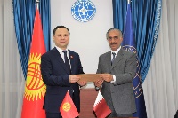 وزير الخارجية القيرغيزي يجتمع مع سفير دولة قطر 