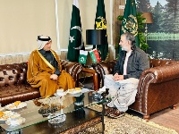 وزير مكافحة المخدرات الباكستاني يجتمع مع سفير دولة قطر