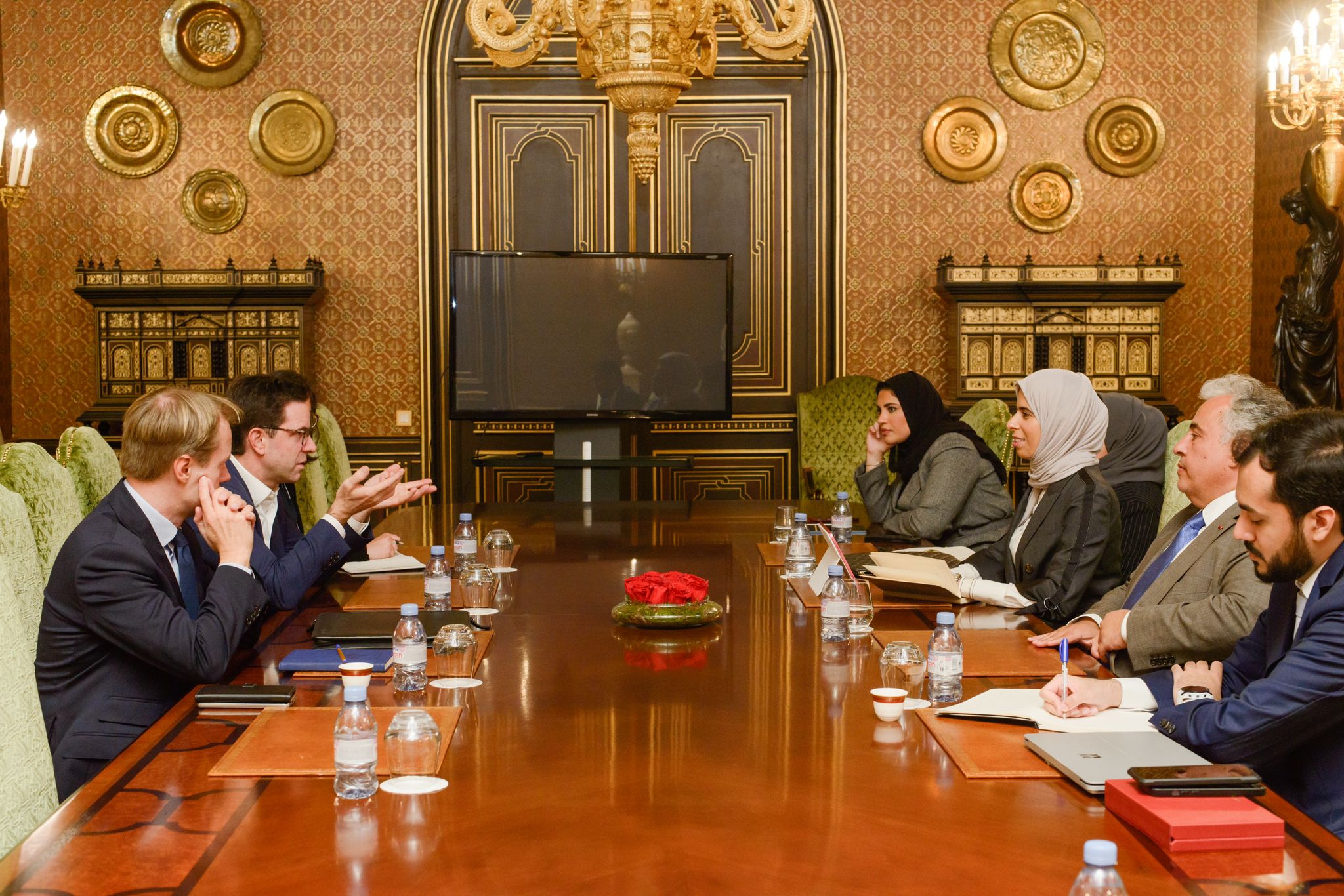 وزير الدولة للتعاون الدولي تجتمع مع مدير عام منتدى باريس للسلام