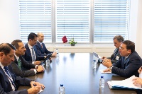 رئيس مجلس الوزراء وزير الخارجية يجتمع مع مسؤولين على هامش منتدى دول مجلس التعاون والاتحاد الأوروبي حول الأمن الإقليمي