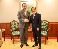 رئيس البرلمان بسنغافورة يجتمع مع سفير دولة قطر 