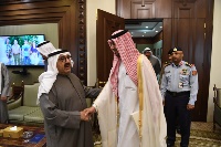 النائب الأول لرئيس مجلس الوزراء وزير الدفاع الكويتي يجتمع مع سفير قطر