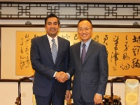 مساعد وزير الخارجية الصيني يجتمع مع سفير قطر