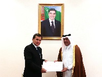 نائب رئيس مجلس الوزراء التركماني يتسلم نسخة من أوراق اعتماد سفير دولة قطر