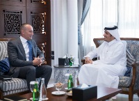 نائب رئيس مجلس الوزراء وزير الخارجية يجتمع مع المنسق الأممي لسلام الشرق الأوسط