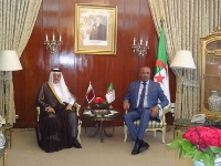 وزير الداخلية الجزائري يجتمع مع سفير قطر