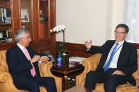 وزير الدولة للشؤون الخارجية يجتمع مع السفير المتجول للحريات الدينية في وزارة الخارجية الأمريكية