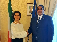 وزيرة التجديد التكنولوجي الإيطالية تجتمع مع سفير قطر 